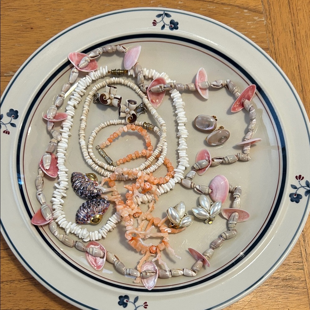VINTAGE 8 pc lot beachy necklaces (4) and clipon earrings (4)